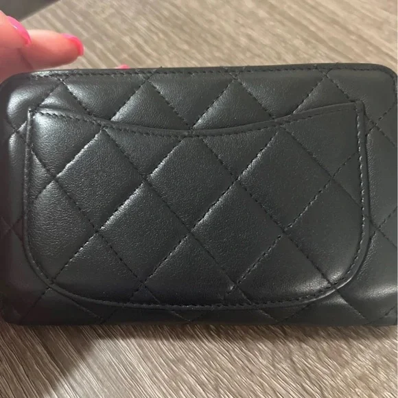 Chanel quilted lambskin zipped wallet - Picture 2 of 11
